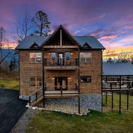Honeybear Hideaways - Modern Luxurious Cabin With Pool, Hot Tub, Fire Place, Game Room And Theater Room